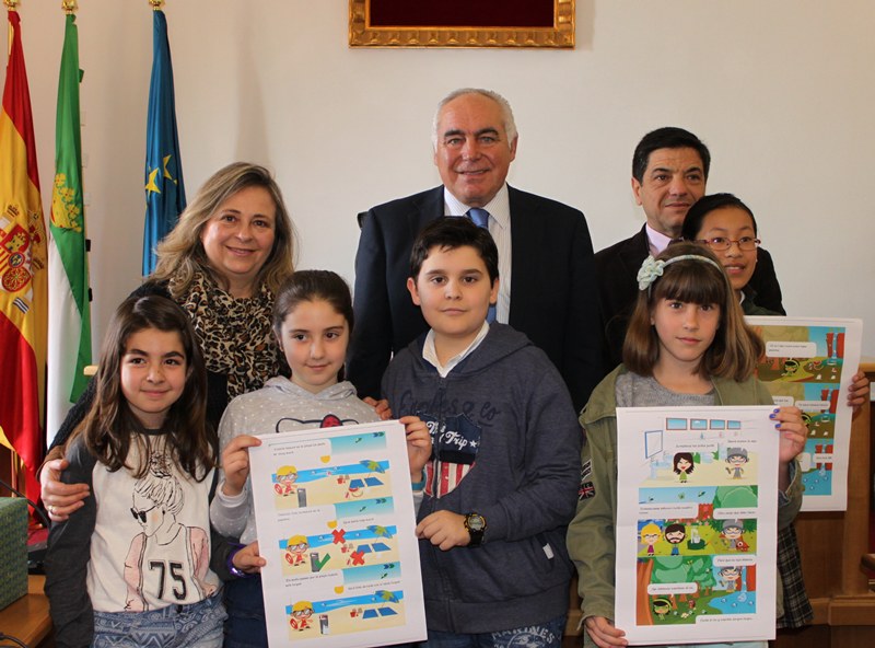 El alcalde con los premiados  y delegado de Aqualia.