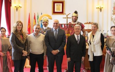 El alcalde entrega las llaves de dos locales a las asociaciones Emérita Antiqua y Club de senderismo Camino de la Plata