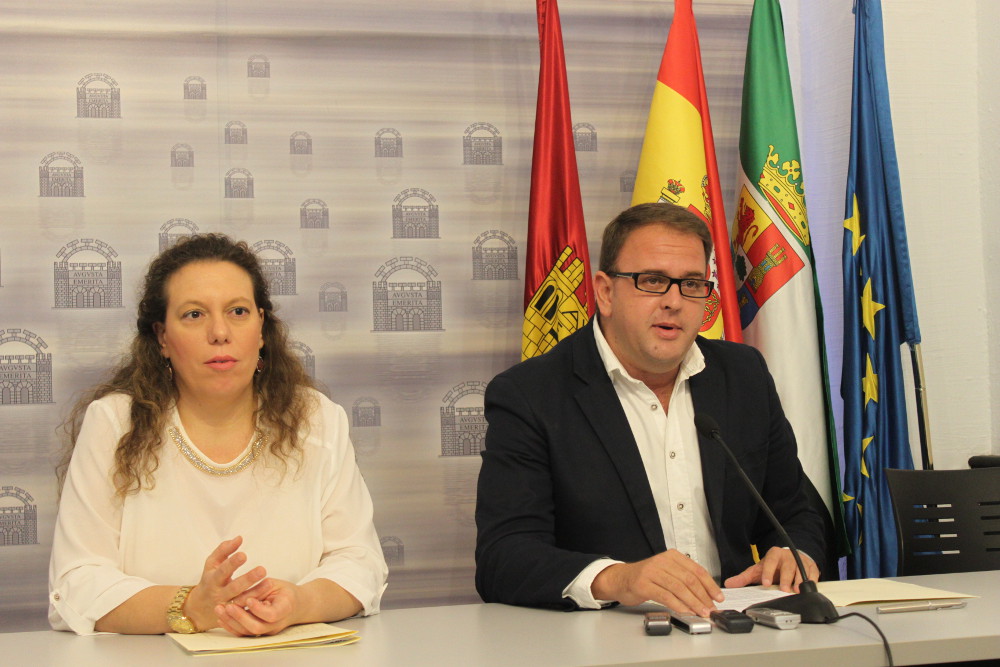 El alcalde y la portavoz municipal en la rueda de prensa de hoy.