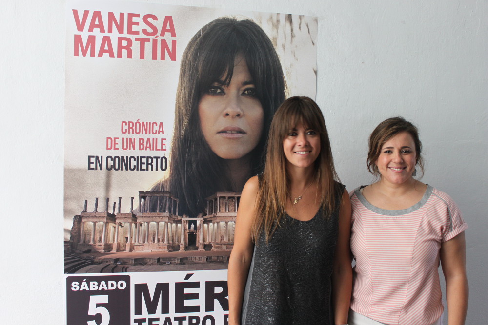 La cantante con la delegada de Cultura, a la derecha. (1)