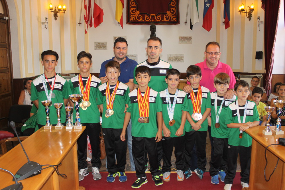 El alcalde con los alumnos de la Escuela de gimnasia. 14 de julio 2015 (2)