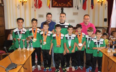 El alcalde recibe a los alumnos de las Escuelas municipales de gimnasia artística