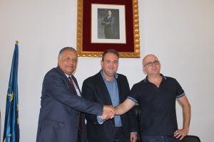 El alcalde con los firmantes del convenio (1)