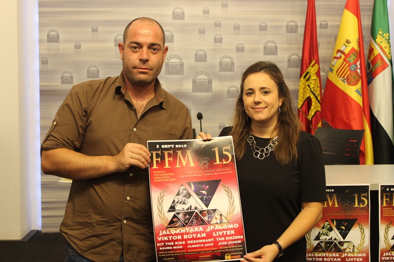 La delegada de Cultura y el organizador del Festival (2)