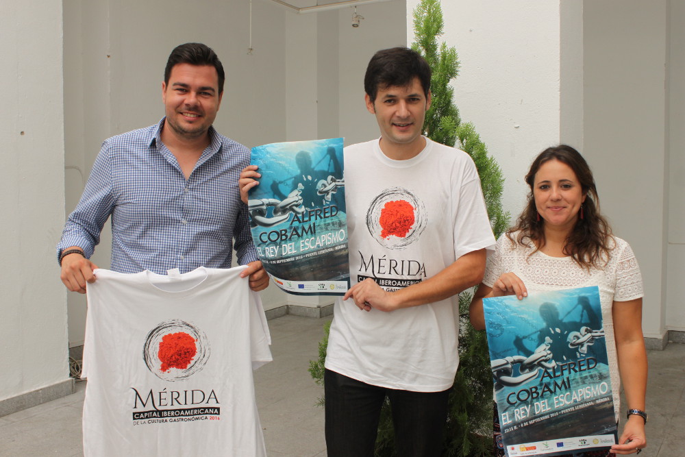 Alfered Cobami, El rey del escapismo, con los delegados de Turismo y Festejos.