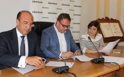 Firma del convenio para la renovación del césped del Estadio Municipal