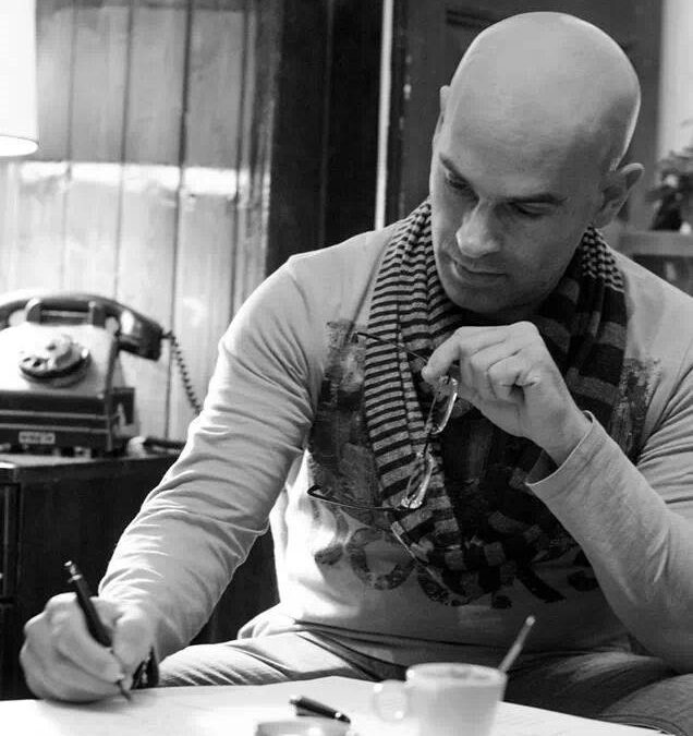 Manuel González presenta su poemario Interiores en la biblioteca municipal
