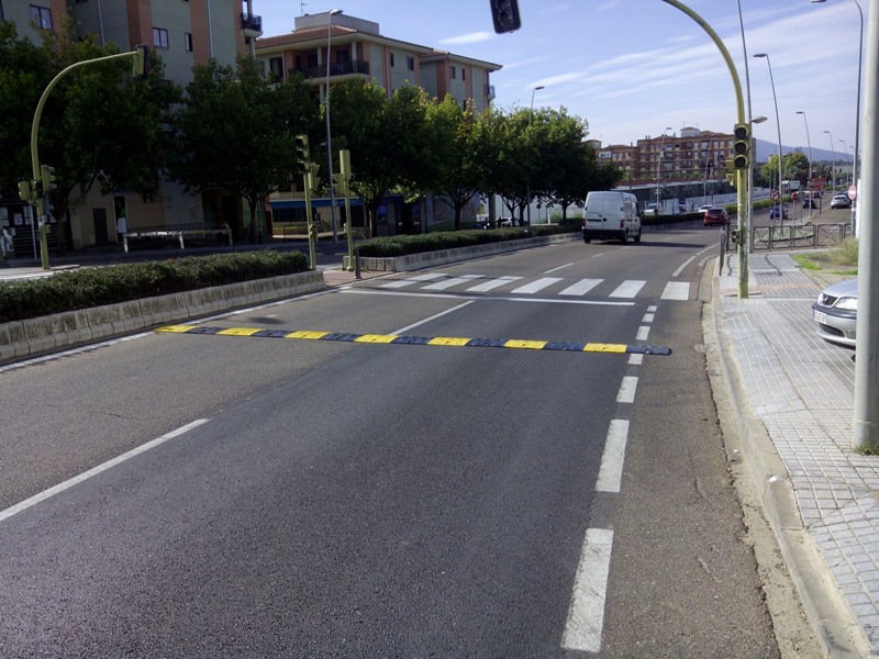Tráfico coloca diez nuevos reductores de velocidad