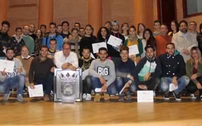 El alcalde entrega diplomas a los 40 alumnos del proyecto Aprendizext que han trabajado en la Casa de los mármoles