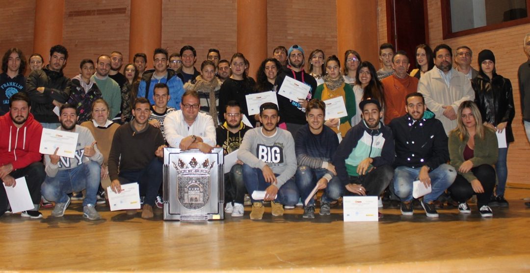 El alcalde entrega diplomas a los 40 alumnos del proyecto Aprendizext que han trabajado en la Casa de los mármoles
