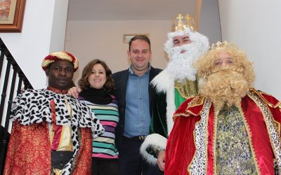 Los Reyes Magos recorren los centros de mayores de la ciudad, tras saludar al alcalde