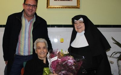 El alcalde felicita en el Asilo a Narcisa Salguero Macías en su 100 cumpleaños