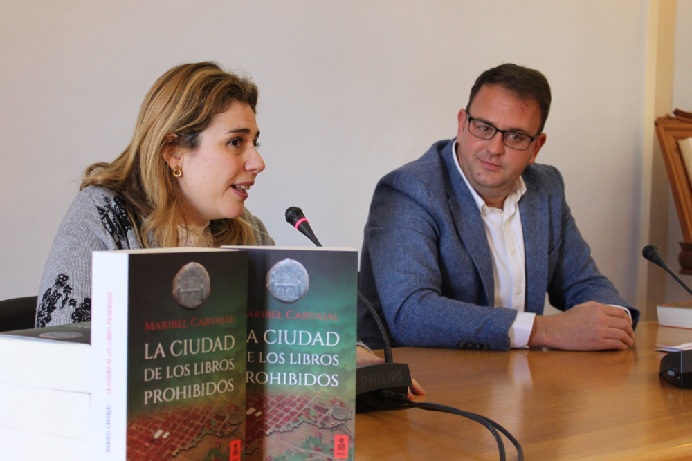 El alcalde y Maribel Carvajal (2)