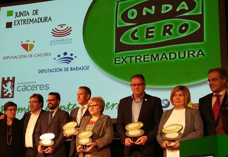 El alcalde con autoridades que asistieron al acto y algunos de los premiados