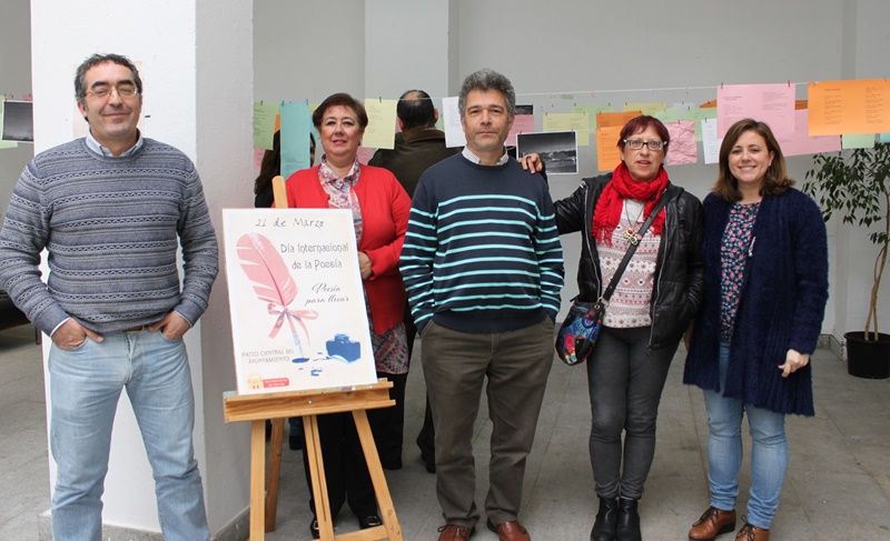 Los funcionarios con la delegada de Cultura Ana Aragoneses.