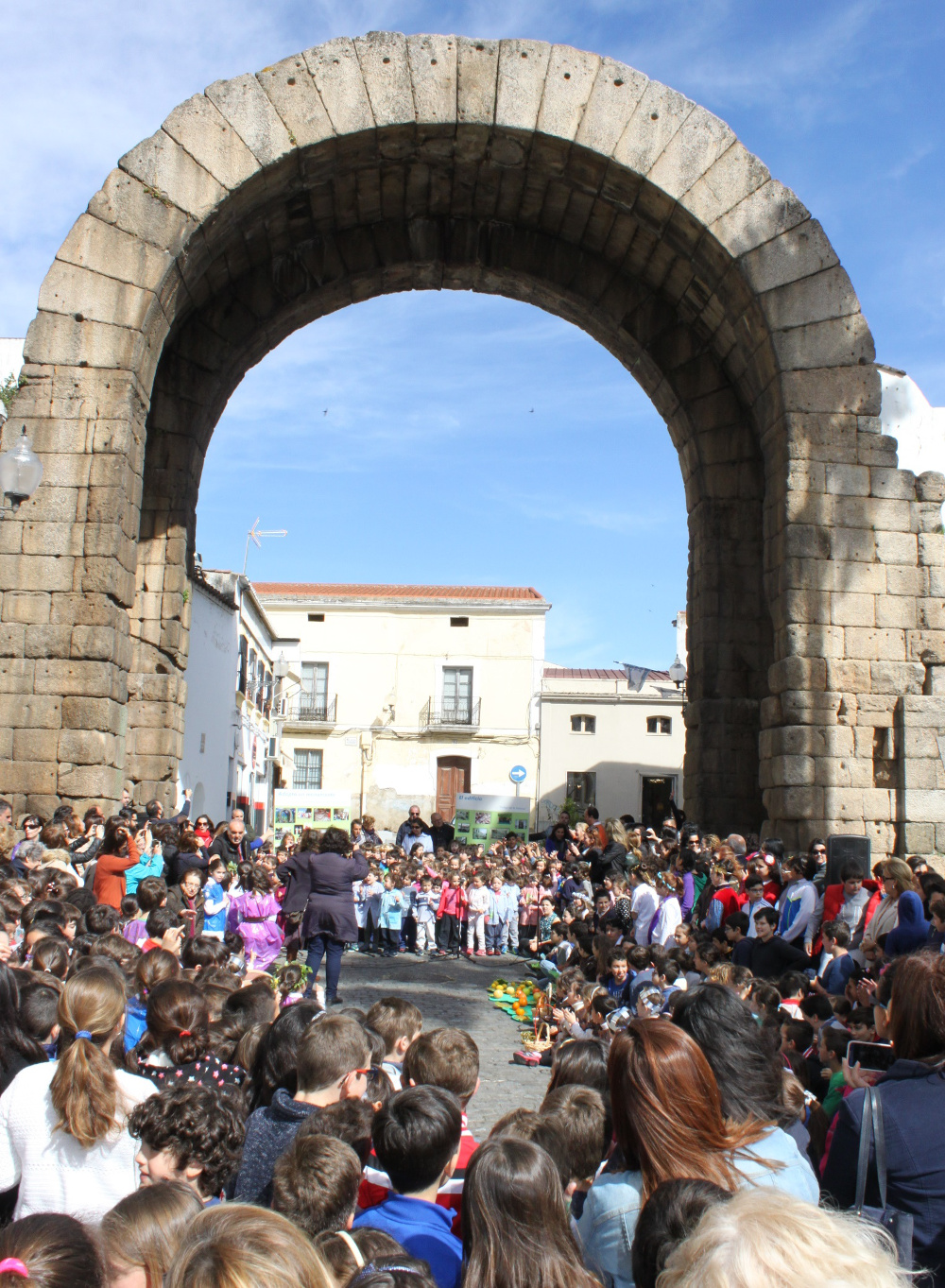 Arco de Trajano la escuela adopta un monumento 180416
