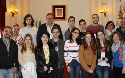 El alcalde recibe a alumnos de Langreo, de visita en intercambio con la escuela de teatro Taptc?