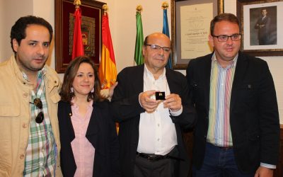 El guitarrista Miguel Vargas, Premio ‘Tío Luis el de la Juliana’, recibe el escudo de oro de la ciudad