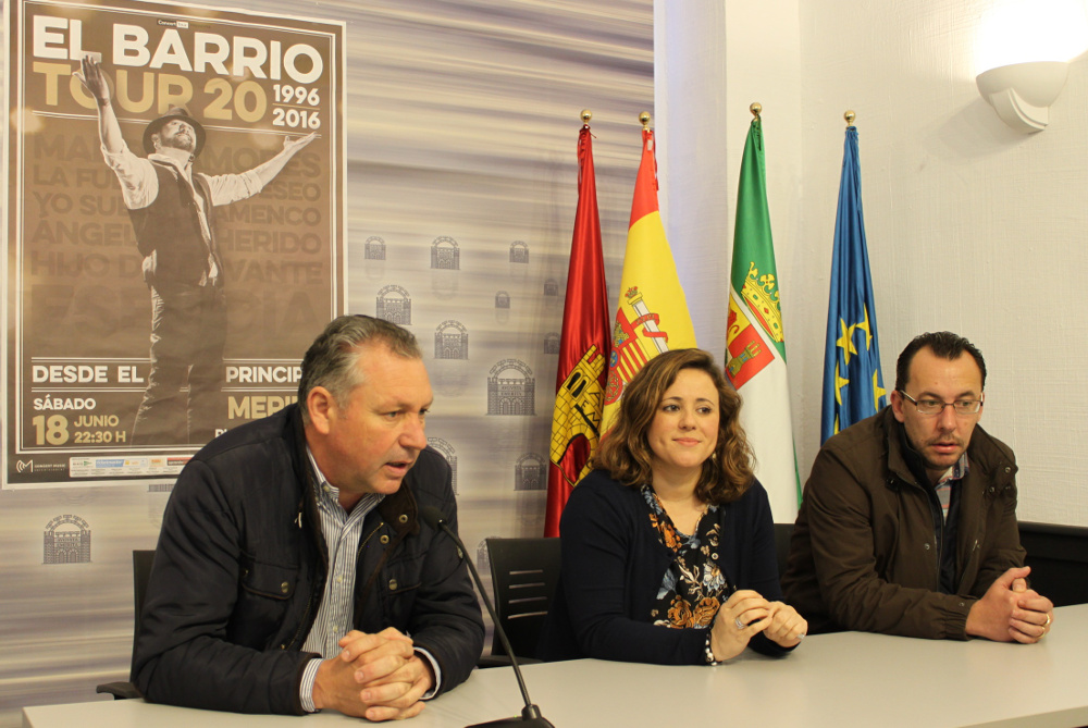 La delegada con los organizadores del concierto