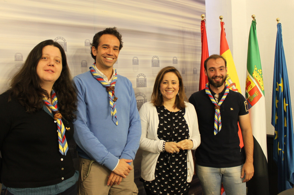 La delegada con los representantes de los scouts