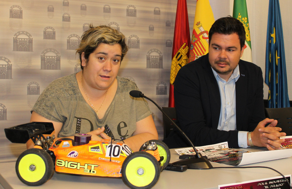 Tamara Rebanales, de la asociación de automodelismo, y el delegado de Deportes