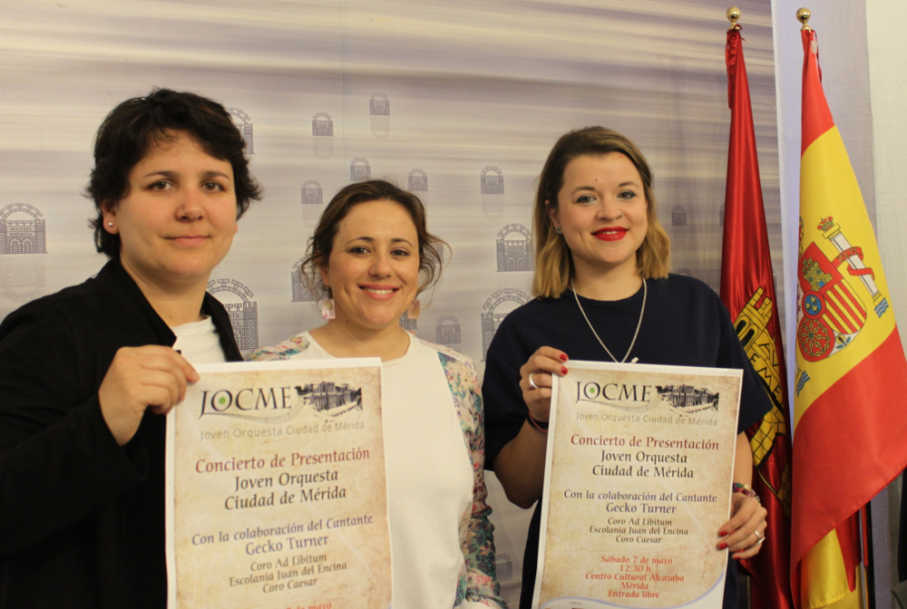 La delegada de Cultura con la directora de la Joven Orquesta, a la izquierda.