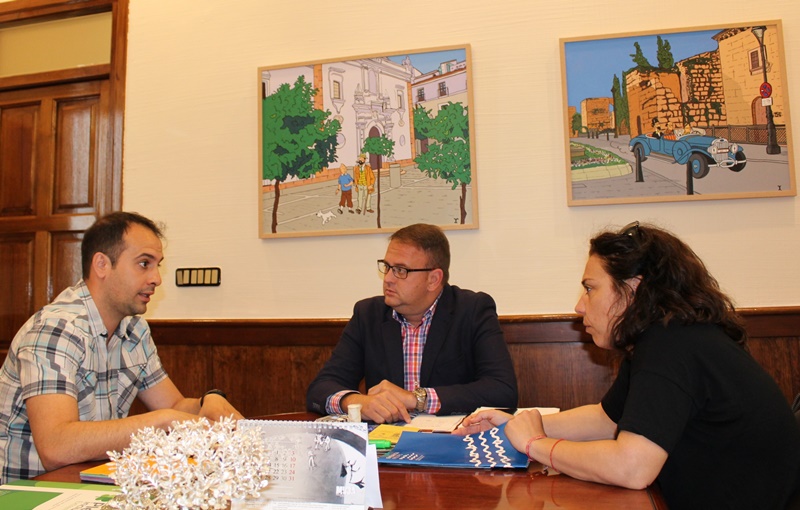 El alcalde y la delegada con el representante de Emerita neuro