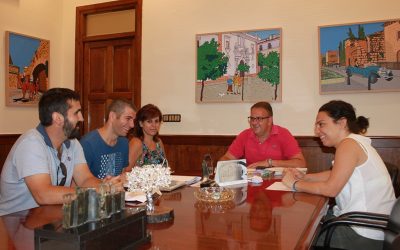 El alcalde se reúne representantes de la asociación de deficientes auditivos de la provincia