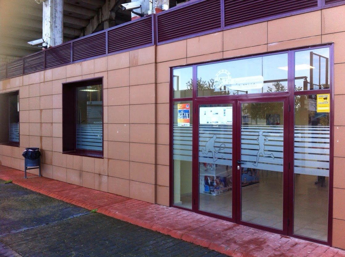 Entrada a las dependencias de Deportes, en el fondo Sur del Estadio