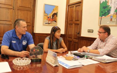 El alcalde recibe a la nadadora paralímpica Isabel Yinghua