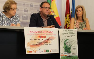El alcalde y la asociación de familiares de alzheimer trabajarán para que la ciudad disponga de un centro de día