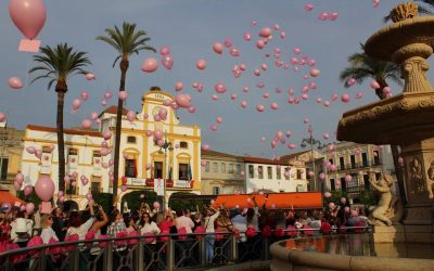 Manifiesto y suelta de globos con motivo del Día contra el cáncer de mama