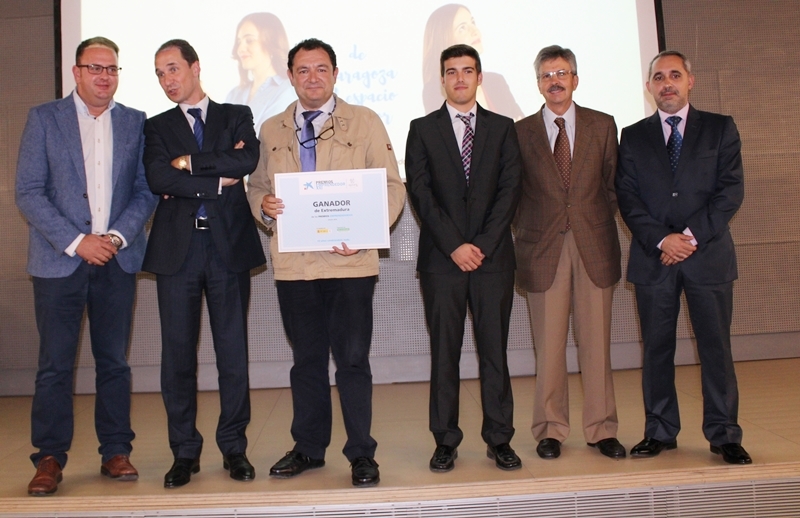 El alcalde con el premiado