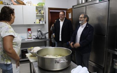 El alcalde visita el centro de acogida Padre Cristóbal, que da cobijo a 32 personas en la actualidad