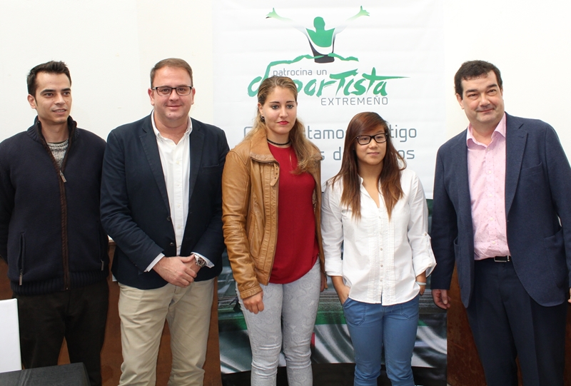 El alcalde con las dos deportistas emeritenses.