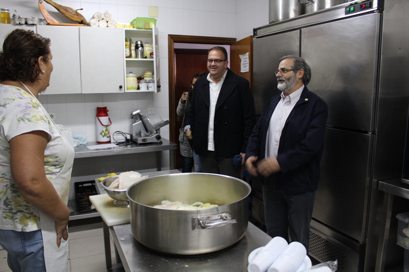 El alcalde visita la cocina del centro