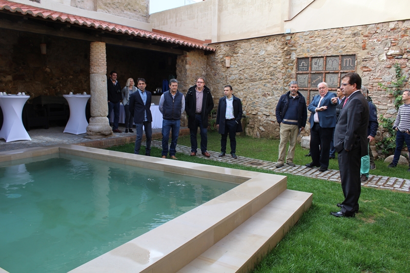 El presidente y el alcalde en la piscina del hotel