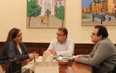 El alcalde recibe a la nueva delegada de Cruz Roja en Mérida, Mara Álvarez