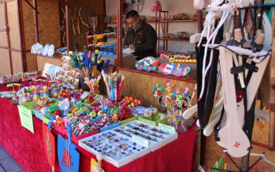El mercado de Navidad de la Asociación de Artesanos de Mérida abre en la Plaza de España