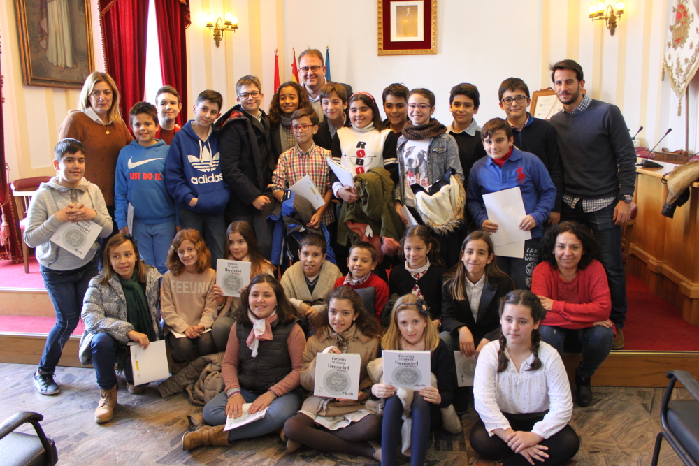 Alumnos del colegio Ciudad de Mérida presentan un proyecto emprendedor en el salón de plenos