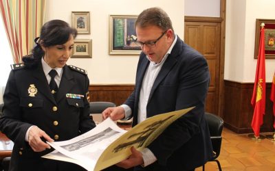 El alcalde recibe a María Elisa Fariñas, la primera mujer en acceder al puesto de jefa de la Comisaría de Mérida