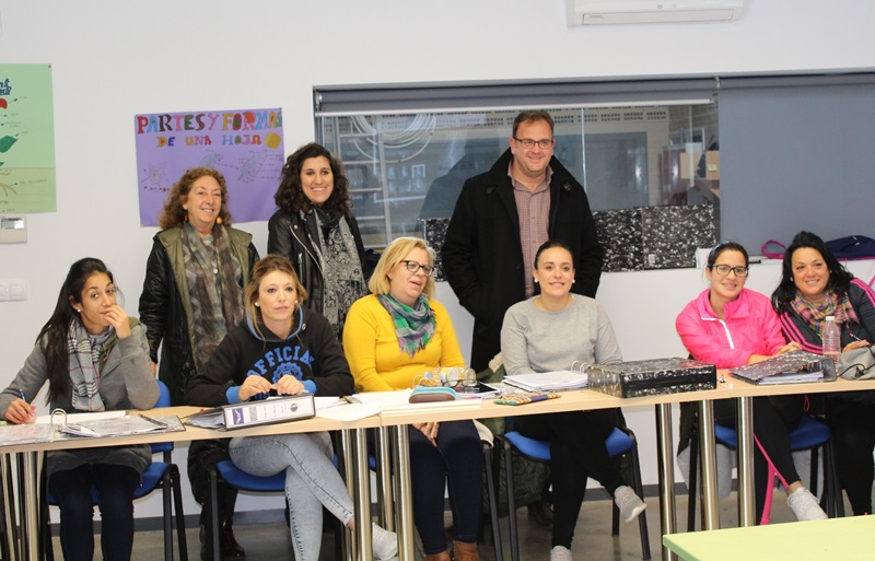El alcalde con alumnas, directora y delegada