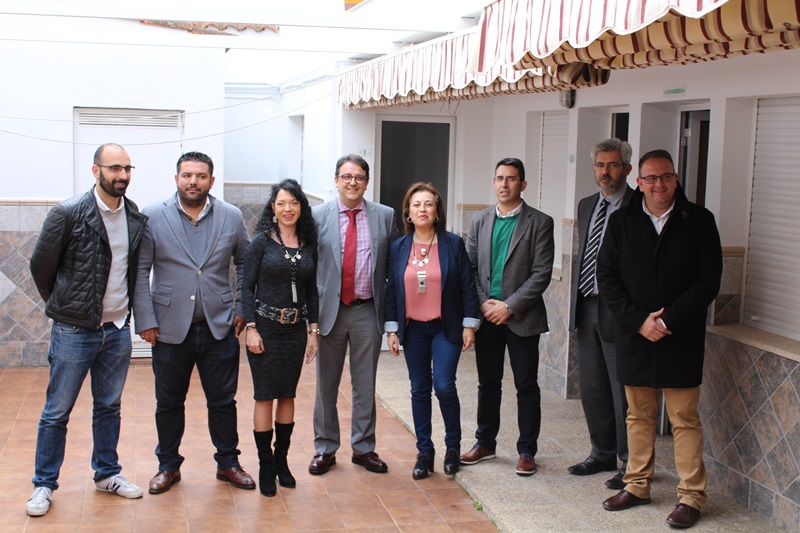 Autoridades en su visita al centro