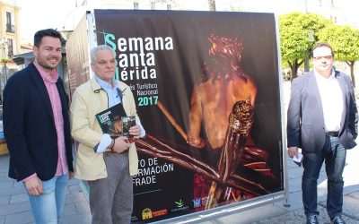 La Plaza de España está abierta ya al público y engalanada para la Semana Santa