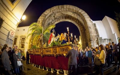Cuatro grandes estructuras cubrirán durante la Semana Santa los kioscos de la Plaza de España, que estará abierta