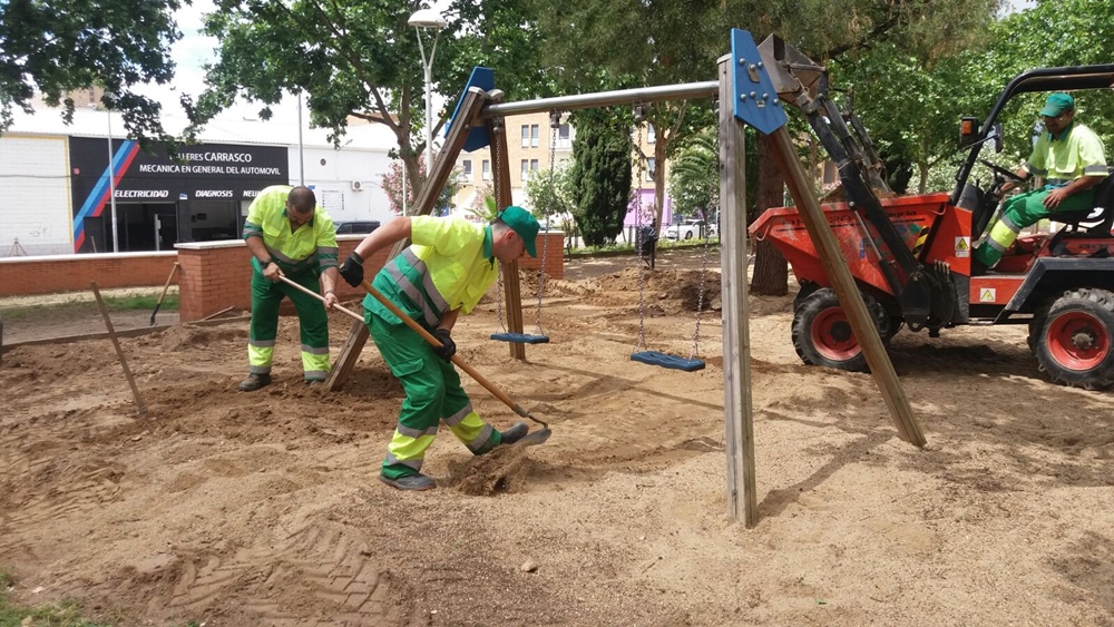 Arreglos de caminos en paseos fluviales, desbroces y reposiciones en parques infantiles, las obras más destacadas de Parques y Jardines
