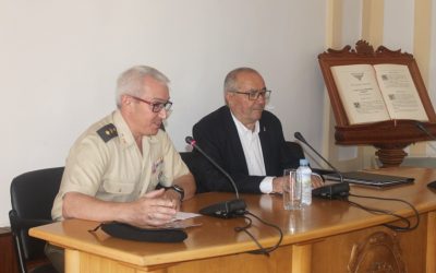 El Salón de Plenos acoge el ciclo de conferencias de los 100 años de Artillería en Mérida