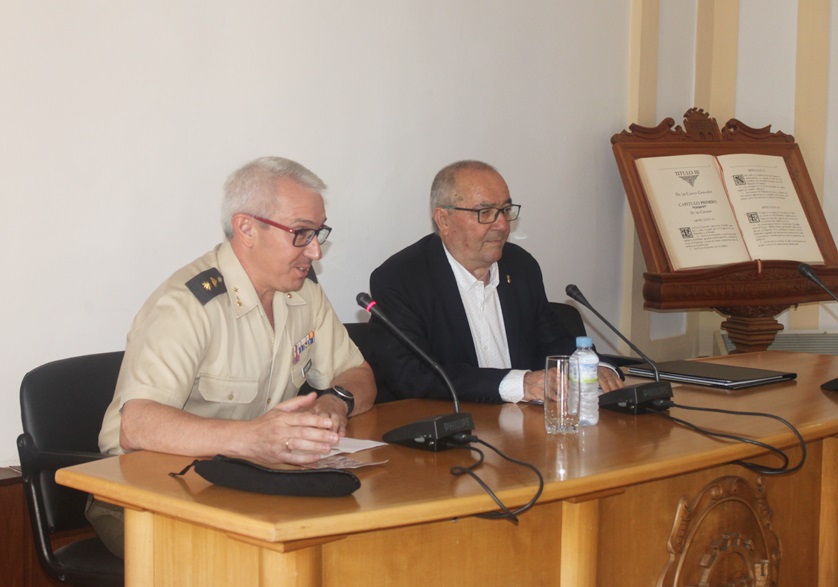 El Salón de Plenos acoge el ciclo de conferencias de los 100 años de Artillería en Mérida