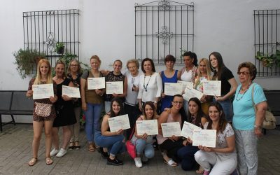 La delegada de Servicios Sociales asiste a la entrega de diplomas del curso de dependienta de comercio
