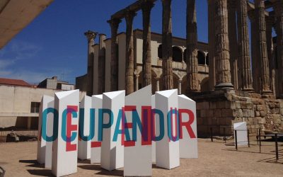 Llega a Mérida la exposición Laberintos Líricos con versos de Delgado Valhondo